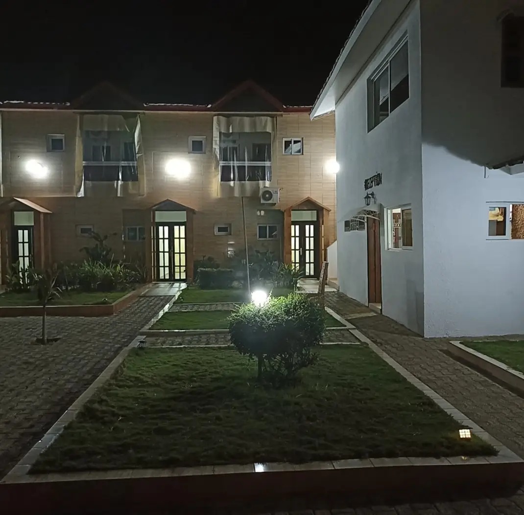 Cour et réception de l'hôtel la nuit